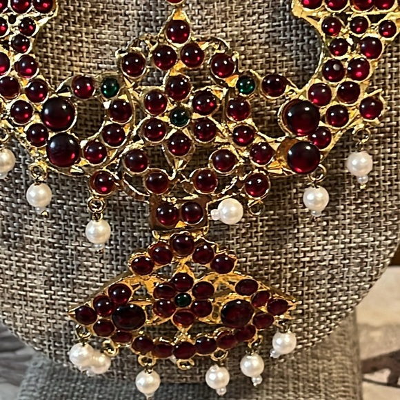 Gorgeous Red, Green and Faux Pearl necklace, unmarked - Picture 4 of 11